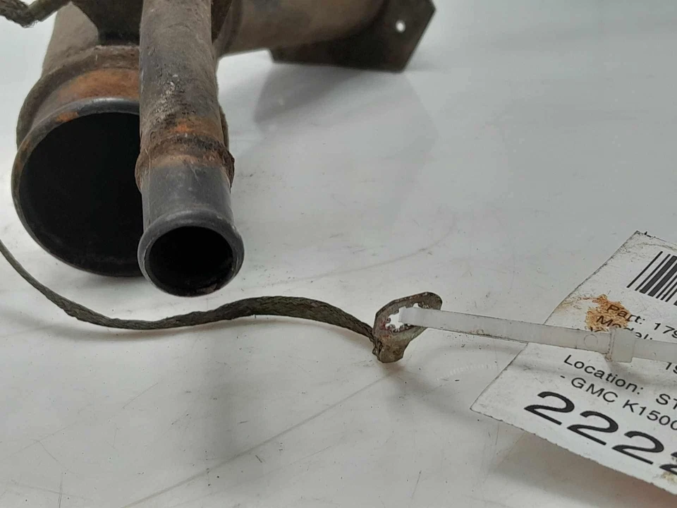 Conjunto de tubo de cuello de llenado de combustible Chevy Suburban 1992-1997 OEM 15712148 Foto 4 de 4