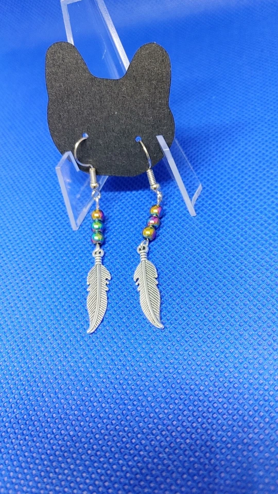 Orecchini Fatti A Mano Con Perline Multicolor E Piuma - Immagine 2 di 3