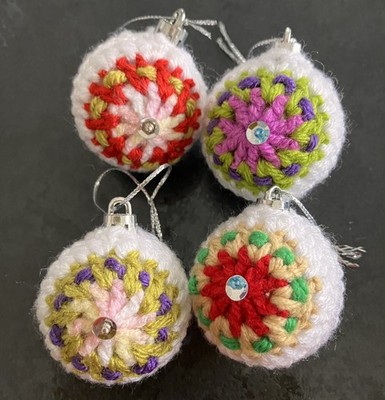 SALE mehrfarbig 4 handgehäkelte Christbaumkugeln Ornament Pailletten Geschenk