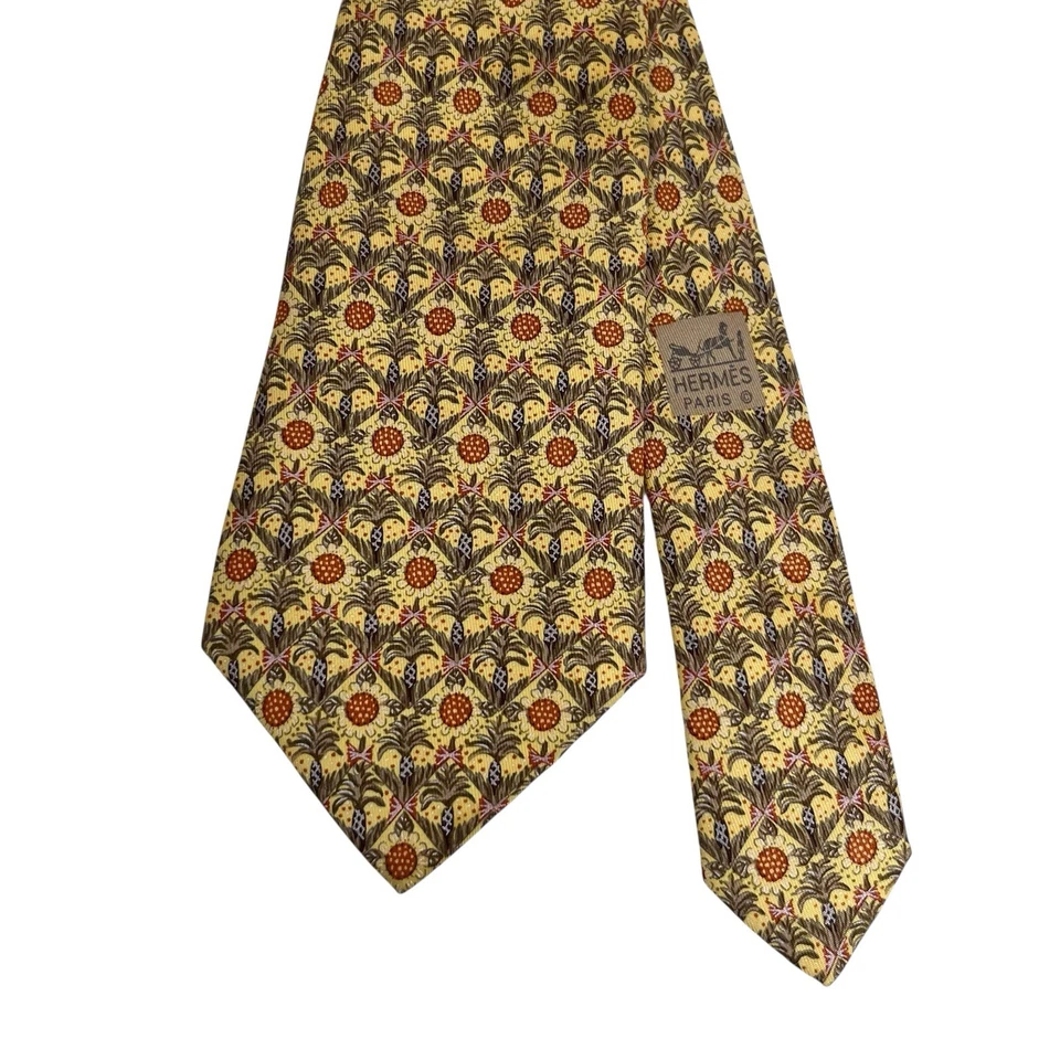 Gravata masculina Hermes palmas das mãos e girassóis seda amarela/marrom 7672 TA 3,5" (W) x 57" (L) - Imagem 2 de 4