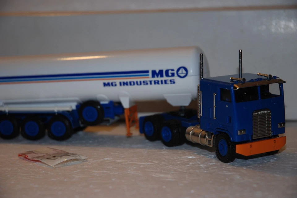 1/50 Conrad Camion Rimorchio Cisterna Freightliner  - Immagine 2 di 2
