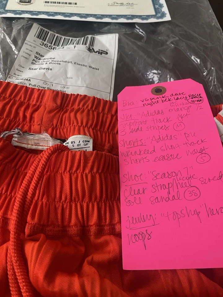 Pantalones Cortos Adidas X Alexander Wang en Rojo Usados en Estrella en Fox Por Star Jude Demorest Foto 2 de 3