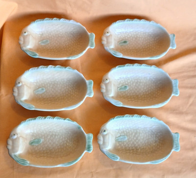 SHORTER & SONS LTD. SET AUS SECHS GELBEN UND GRÜNEN MAJOLIKA TELLERN IN FISCHFORM 