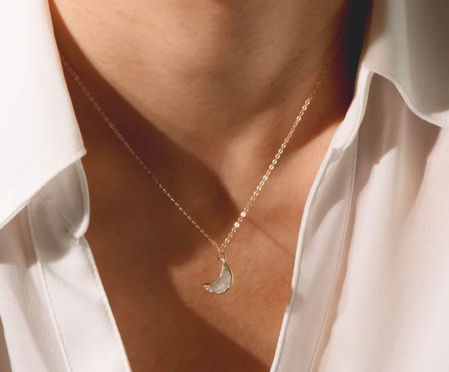 Collar de piedra lunar arco iris natural de oro colgante de media luna hecho a mano de plata 925 Foto 4 de 4