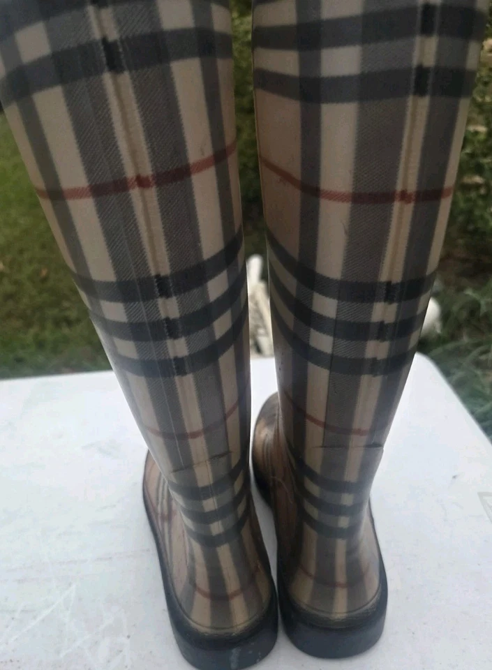 Burberry auténtico para mujer EE. UU. Botas de lluvia de goma a cuadros Nova Check talla 6 Foto 3 de 4
