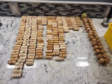 Lote de 232 piezas de corchos de vino y champán