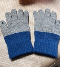 Two-color woolen gloves are fleece and thickened to keep warm