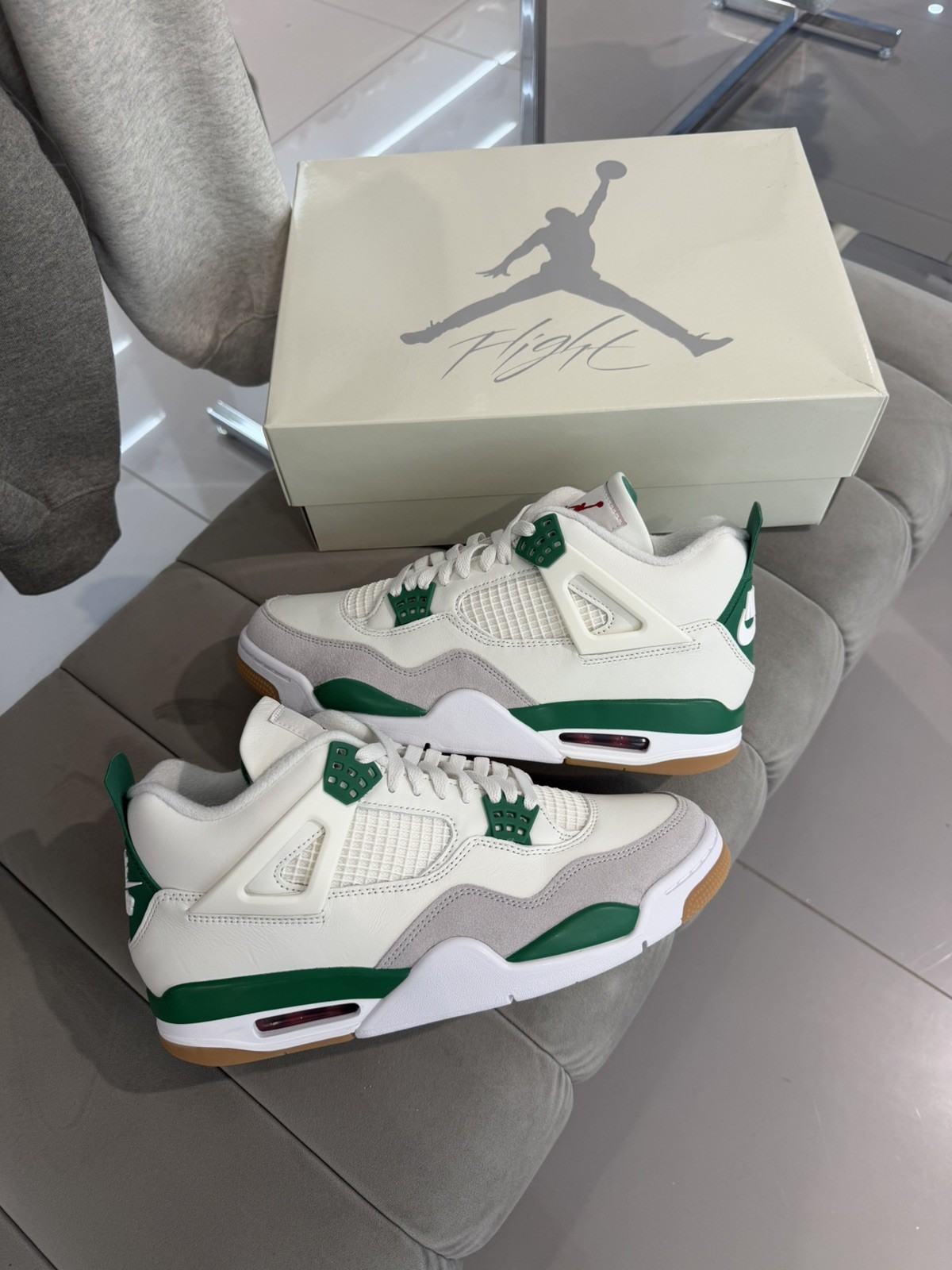 Jordan 4 Retro SB Verde Pino UK9.5 / US10.5 Totalmente Nuevo
