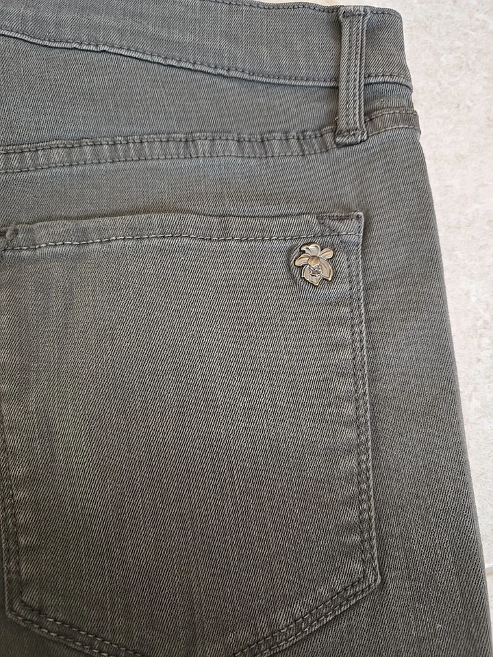 Pantalones cortos grises Black Orchid para mujer talla 30 Foto 4 de 4