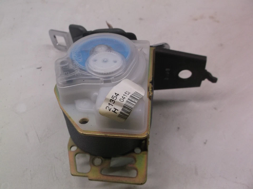 Серый натяжитель заднего среднего ремня безопасности в сборе для Mazda 6 2003-2008 годов выпуска от оригинального производителя NS512129 - Изображение 4 из 4