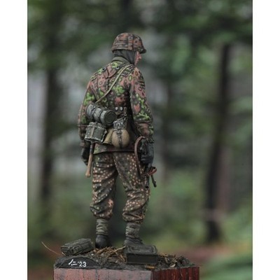 MW22 ROYAL MODEL 950 WAFFEN XX SOLDIER- WWII (1/35 SCALE)   FIGURE