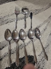 5 cuillères de service, 1 fourchette à viande, 1 louche à sauce et 1 couteau à beurre Oneida inox