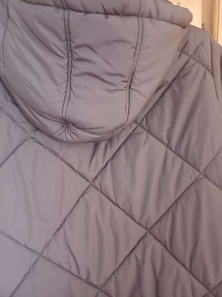 M and S Quilted Winter Coat With Hood,size 20.Fleece lined  pockets.Excellent. - Image 4 of 4