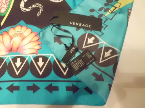 AUTHENTIC VERSACE SILK SCARF ROCK MUSIC 86 X 86 Rare - Picture 2 of 9