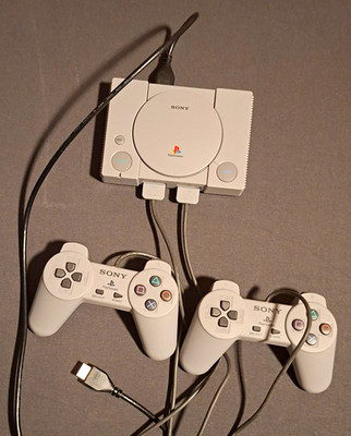Sony PlayStation Classic Micro-Konsole 16GB Grau HDMI/USB mit 2 Controllern