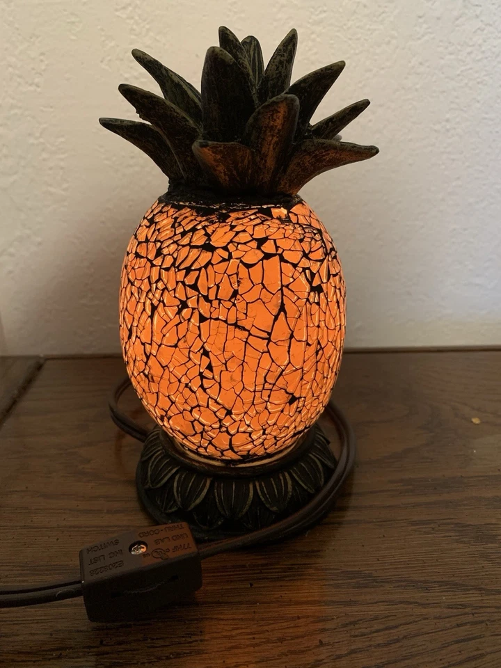 Lámpara decorativa de mesa de mosaico de piña de resina de 7" de altura Foto 3 de 4