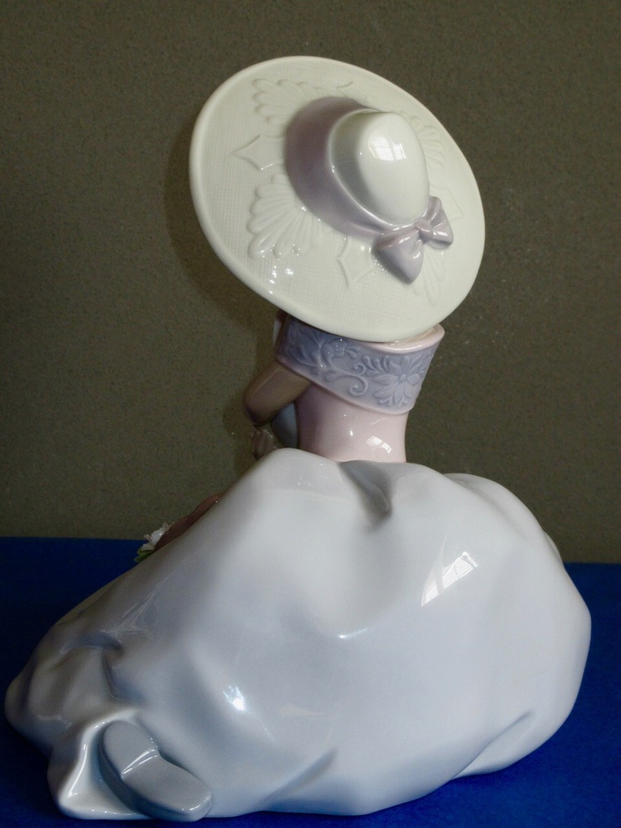 Lladro Rare Lovely BUNNY KISSES 6741 2001 Event Porcelain Figurine