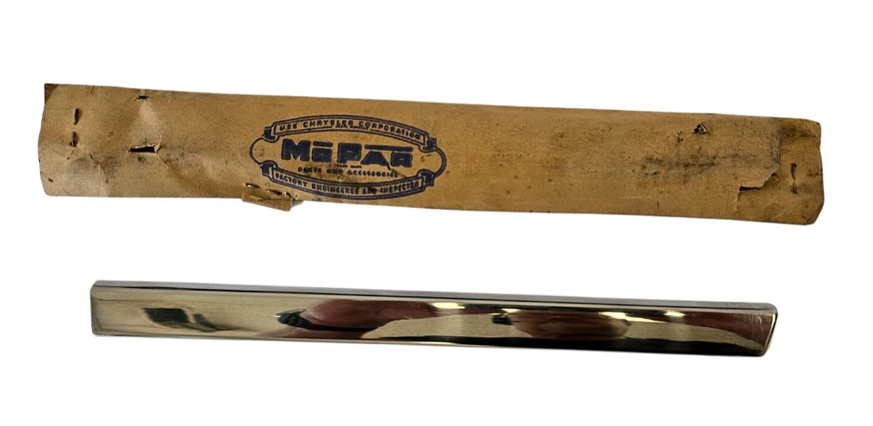 Хромированный молдинг для правой центральной двери 1957-1958 Dodge 1708502 новый из старых запасов. - Изображение 2 из 4