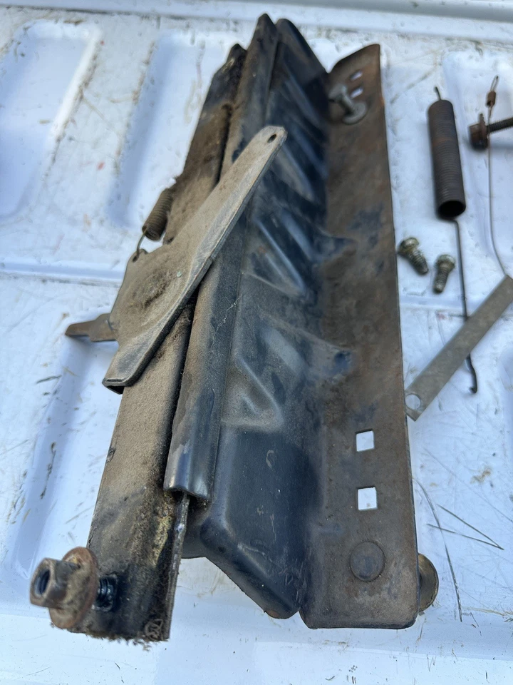 MoPar 1968 carrocería A canastilla derecha asiento orugas Plymouth Barracuda Dodge Dart 1969 Foto 4 de 4