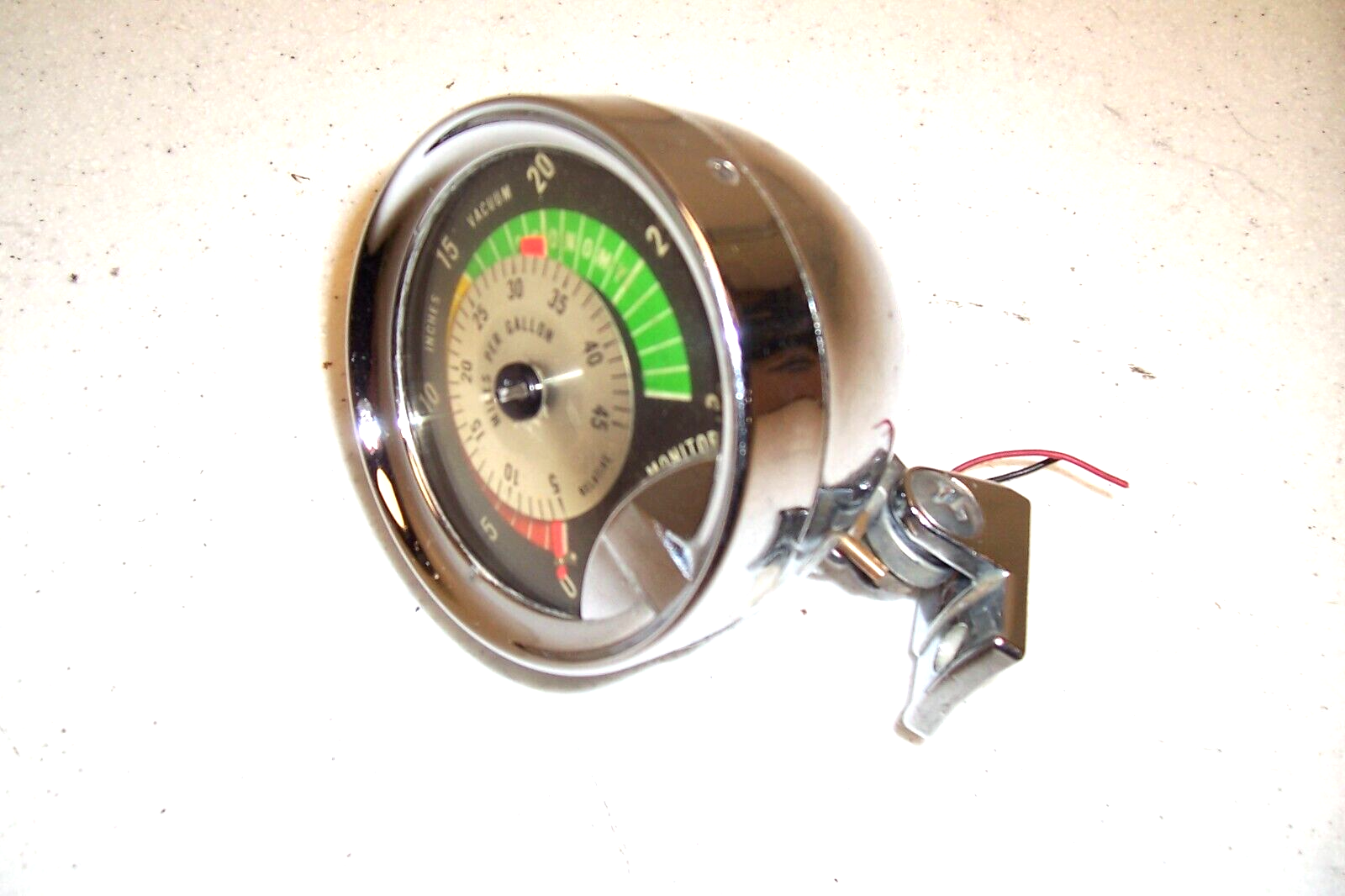 VINTAGE 1960'S ACCESSORY SUN VACUUM GAUGE MILEAGE MONITOR W/CHROME CUP