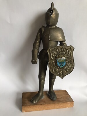 Deutsches Baumholde Ritter in Rüstung Tischfeuerzeug zum Restaurieren