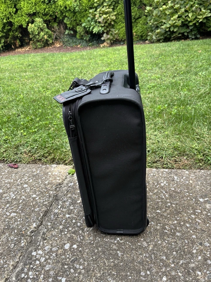 TUMI 22” Upright Wheeled Expandable Carry On Black Suitcase 2268D3 - Image 3 of 4