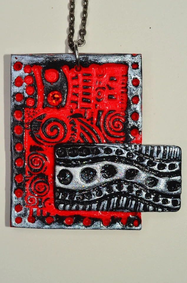 Joyería de arte hecha a mano, collar moderno de arcilla polimérica rojo-negro-plata con incrustaciones de cristal Foto 3 de 4