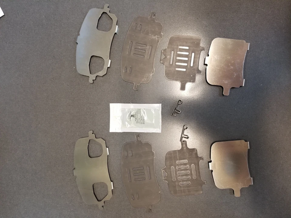 Pastillas de freno delanteras genuinas OEM de cerámica con cuñas Toyota Corolla 2003-2008  Foto 4 de 4