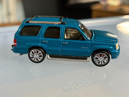 Johnny Lightning 2005 Teal Cadillac Escalade - Gummireifen - Bild 2 von 9