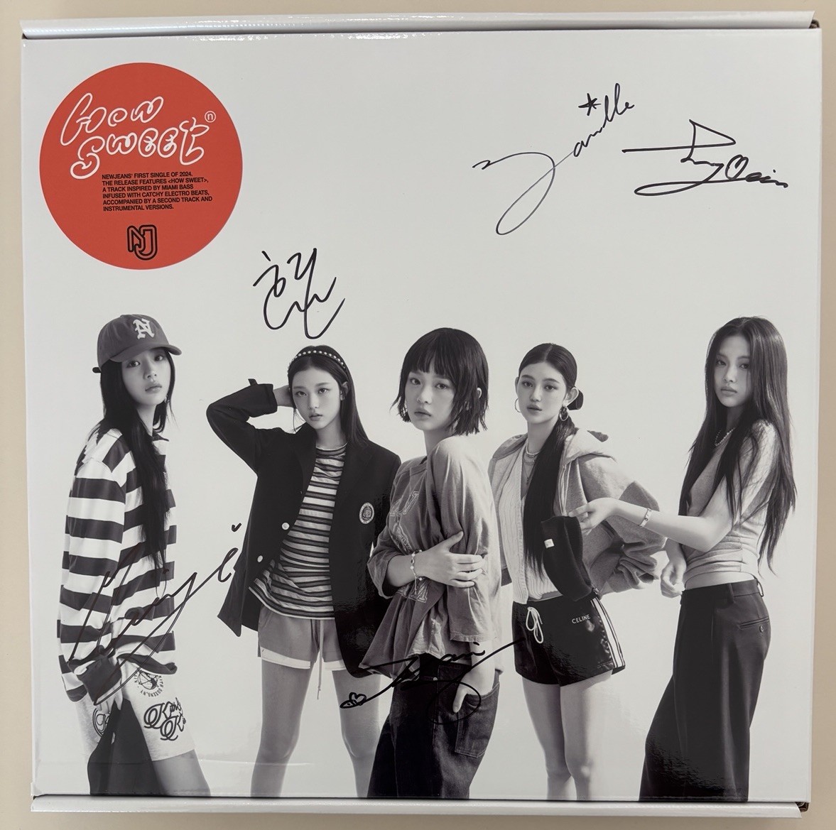 NEWJEANS [HOW SWEET] All Member Autographed Signed Album NEW JEANS