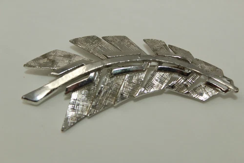 Vintage Silvertone Signed LISNER Leaf Brooch Pin