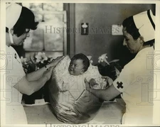 1935 Press Photo Nurses De Kiriline & Leroux support Cecile - nera11668
