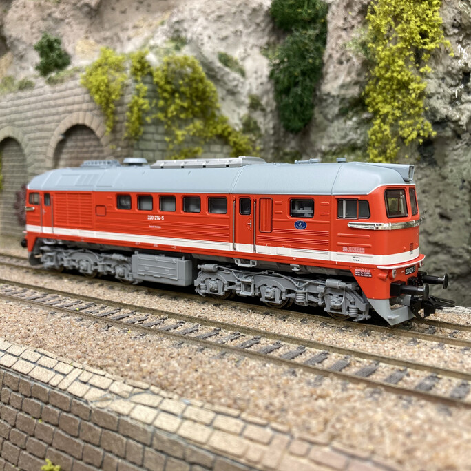 Locomotive diesel BR 220 DB AG Ep V TRIX 25201 en HO 1/87