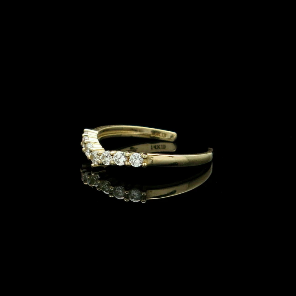Anillo de punta curva en forma de V enchapado en oro amarillo de 14 quilates diamante simulado corte redondo de 0,2 quilates Foto 3 de 4