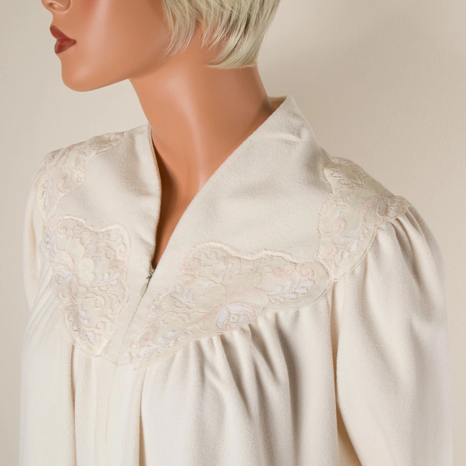 💖VTG SHADOWLINE Nightgown Fleece Cream Housecoat Long Sleeve 1/2 Zip Pockets M - Image 3 of 4