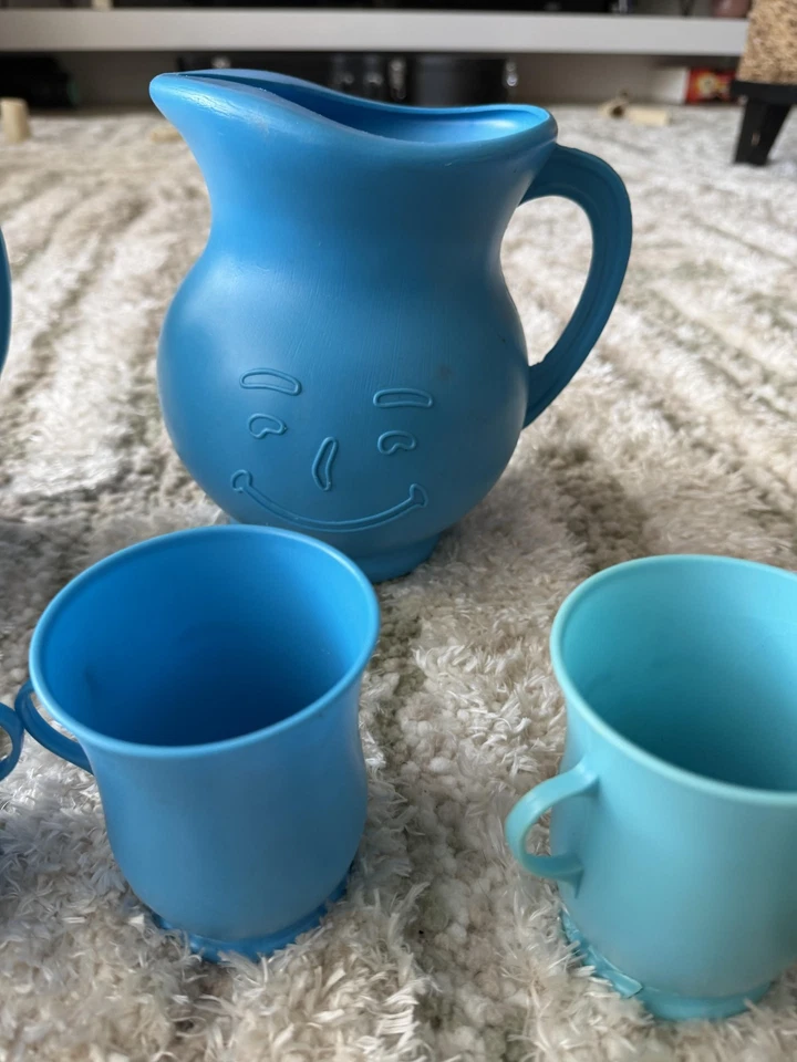 KOOL AID 80s Blue Plastic 2 Pitchers with 4 Cups Set 2 Qt Retro Kitchen RARE - Image 4 of 4