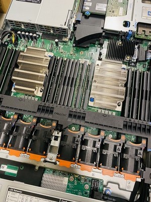 QUANTUM (DELL R640) 2xXeon Silver 4110 2.10GHz 64GB PERC H330mini 10x SFF X710-T