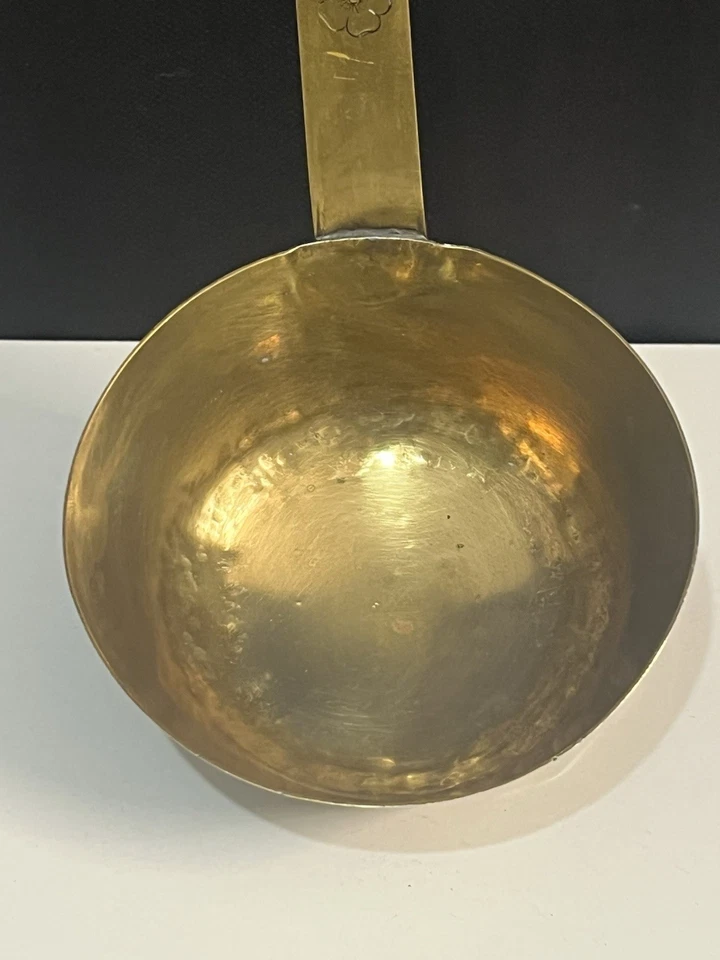 Louche ancienne en laiton – Objet vintage de cuisine – Manche décoré - Photo 2/4