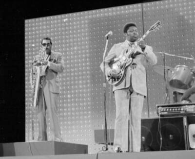 BB King performs Gettin It Together on the TV show Midnight Specia- Old Photo 8