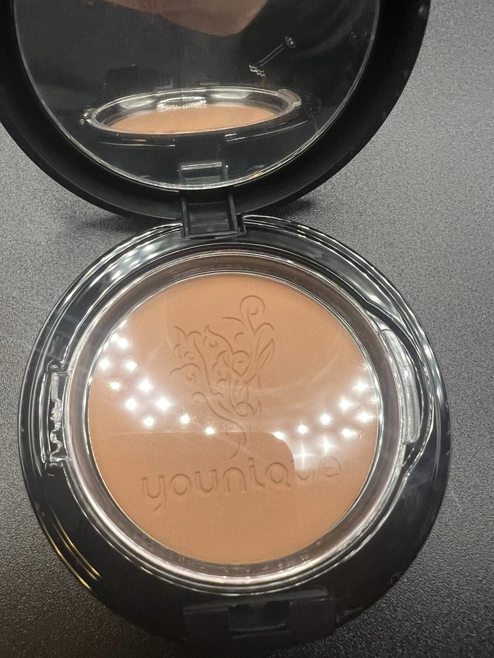 Base en polvo prensada mineral Younique Touch nueva en caja “Damask” Foto 4 de 4