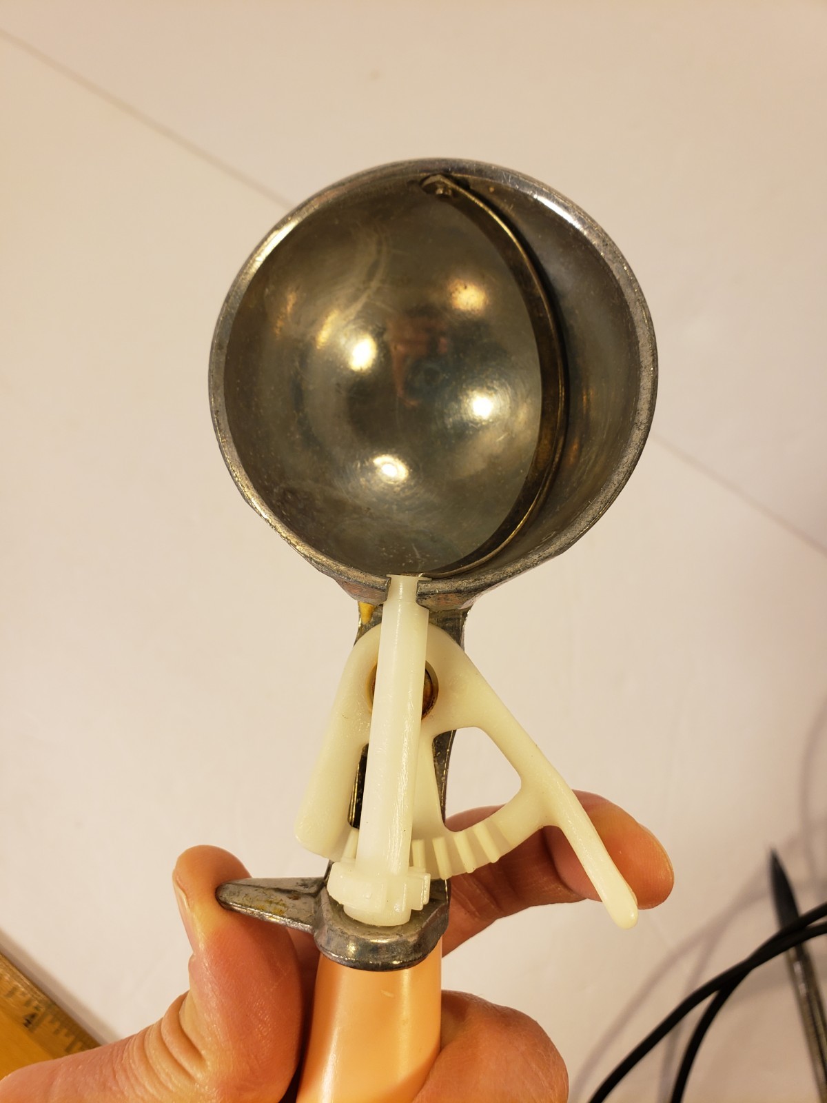 Vtg Ice Cream scoop with mechanical bowl EKCO Pink Peach Plastic Handle Cracked