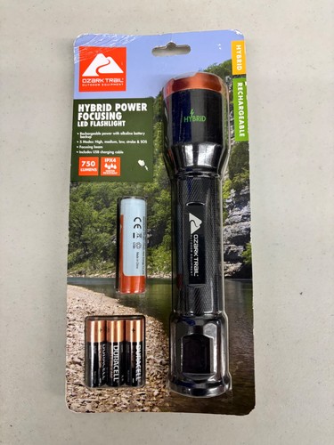 Ozark Trail 750 Lumen LED Wiederaufladbar-Hybrid Power Focusing LED Taschenlampe Neu - Bild 1 von 2