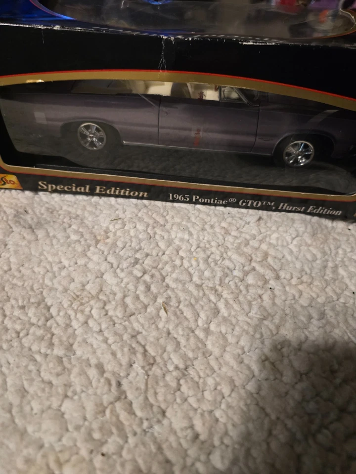 1965 Pontiac GTO Convertible Maisto Special Hurst Edition 1:18 Scale PURPLE - Image 3 of 4