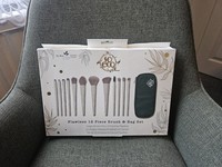 So Eco Flawless 12 Piece Makeup Set and Case Brand New