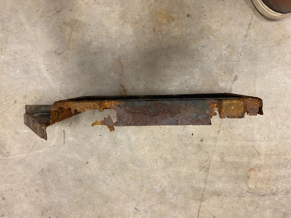 Bandeja de bateria 1961 Oldsmobile Starfire/88/98 - Imagem 2 de 3