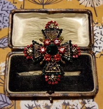 VINTAGE STYLE GOLDTONE RED GREEN SPARKLY CROSS BROOCH MEDIEVAL RELIGIOUS GOTHIC