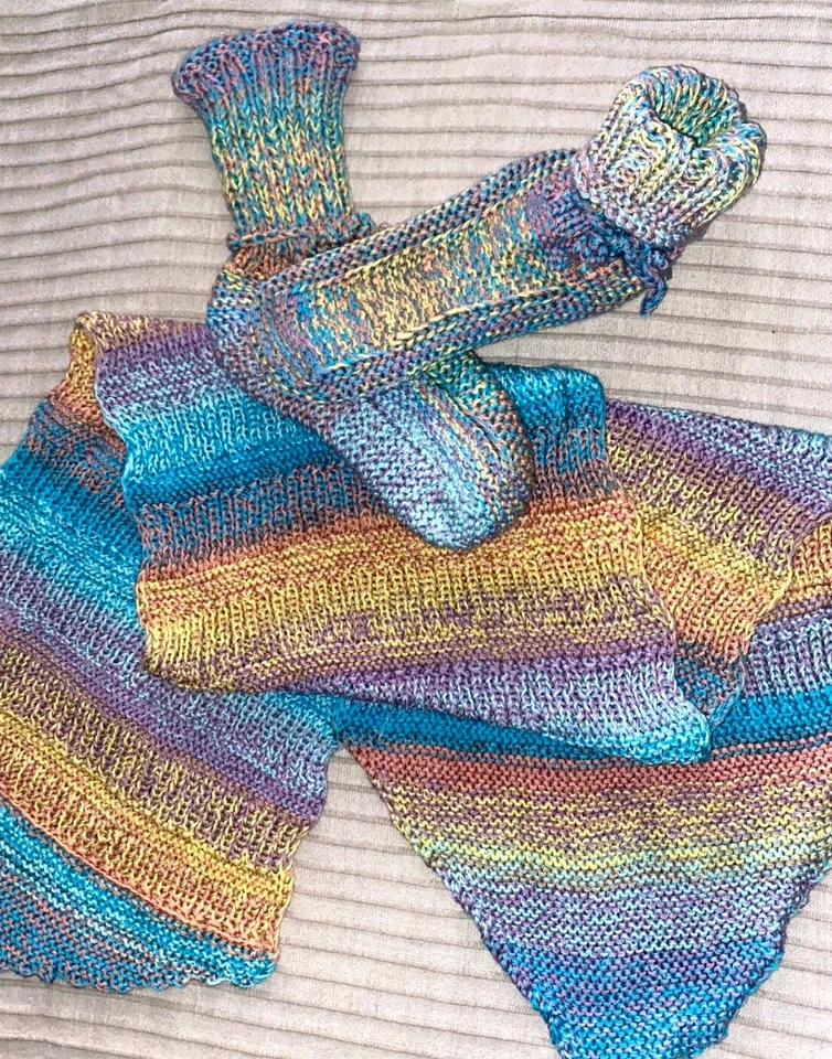 Handgestrickte Puschen, Socken 39/40 und Schal Regenbogenfarbe Selbstgestrickt - Bild 2 von 4