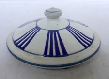 COUVERCLE de BOITE à EPICES EMAILLEE ancienne époque 1900/20 blanc et bleu