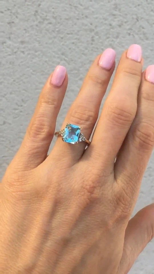 Anillo de compromiso de diamantes y aguamarina natural talla esmeralda de 3,40 quilates de oro amarillo de 14 k Foto 2 de 4