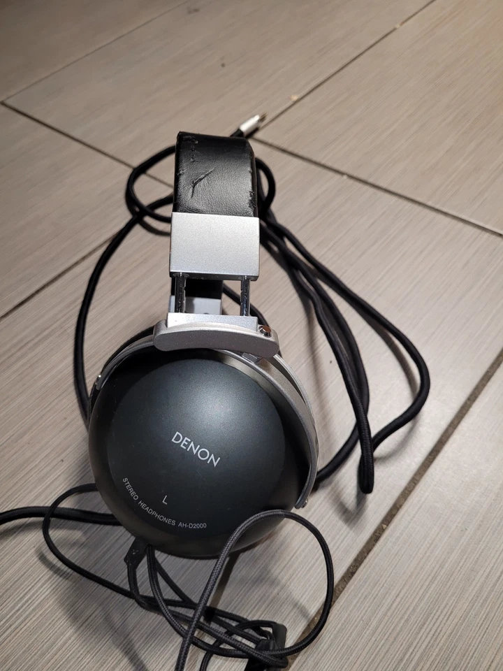 Auriculares sobre la oreja Denon AH-D2000 de alto rendimiento - negros usados Foto 2 de 4